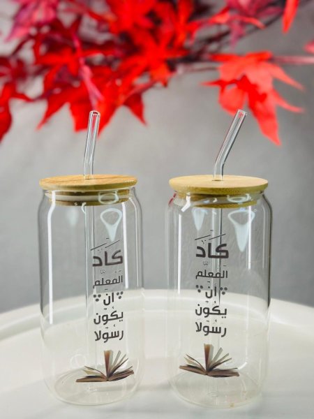 كاسة شفاف مع مصاصة كاد المعلم ان يكون رسولا